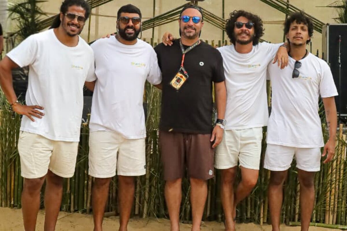 Integrantes da banda na praia de Caraíva