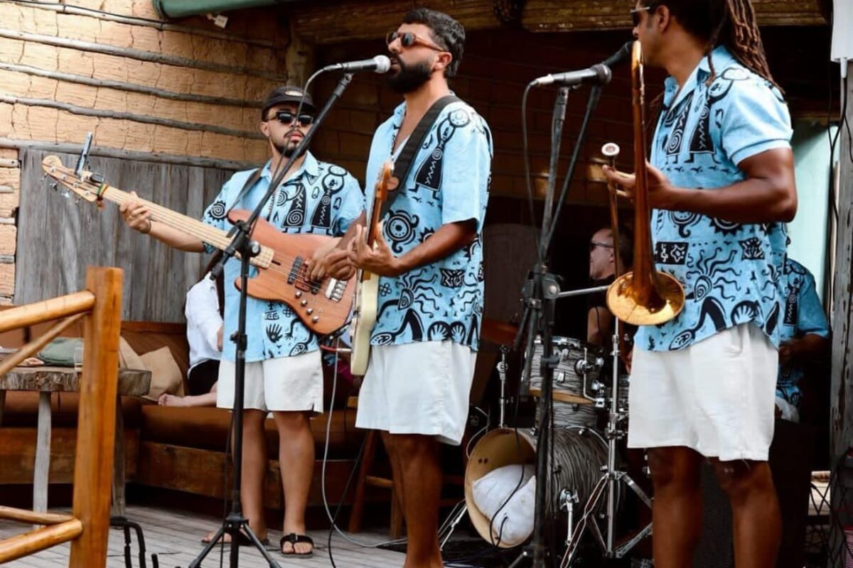 A banda tocando em evento à beira-mar