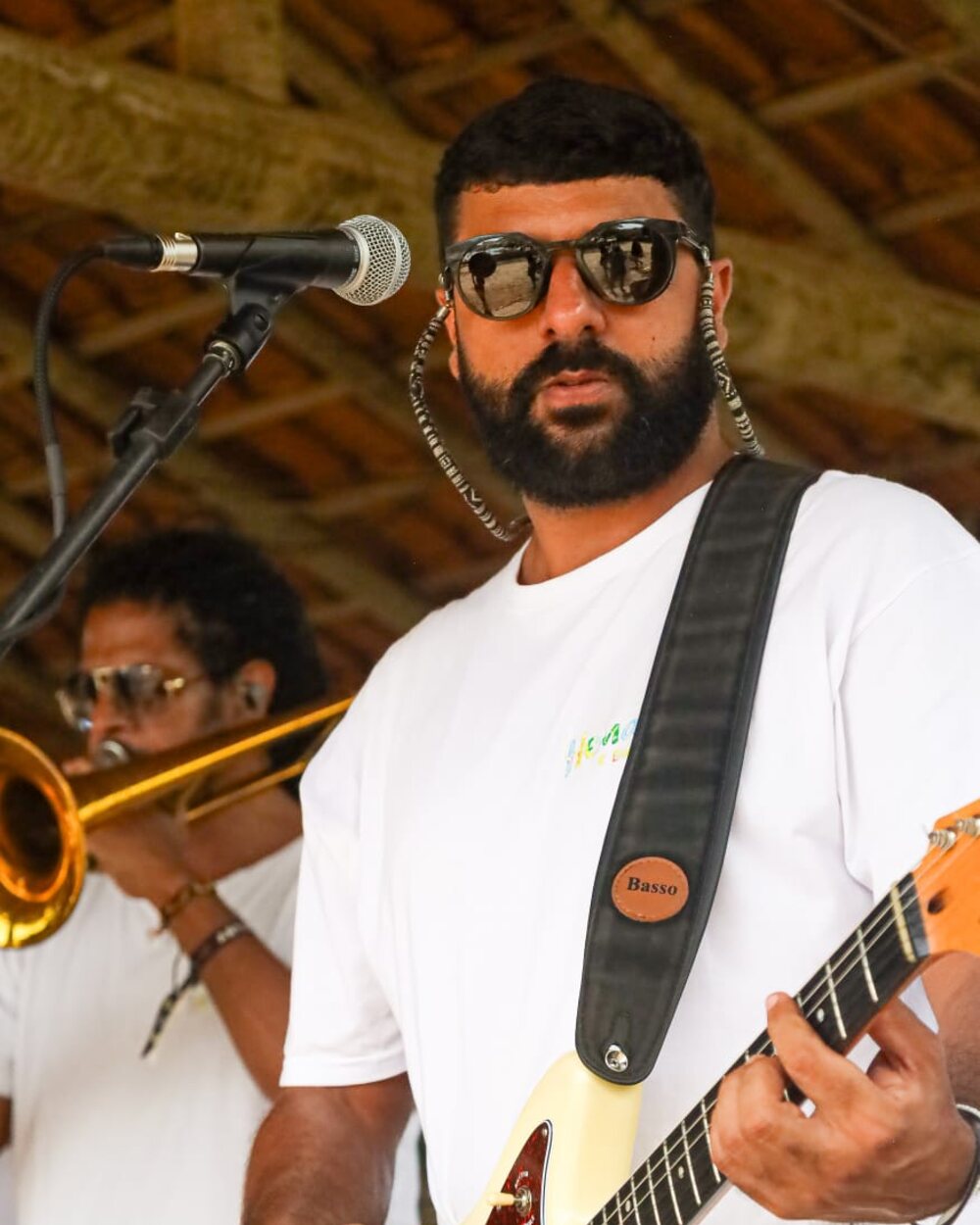Hemaidan cantando e tocando guitarra